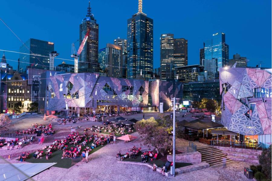 Không gian hiện đại và độc đáo của Federation Square về đêm | Địa điểm du lịch Melbourne