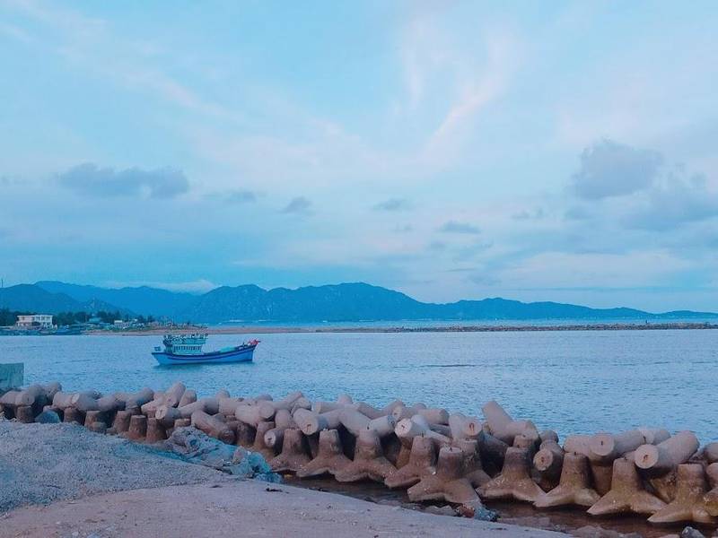 Bờ kè Đông Hải là địa điểm du lịch Phan Rang gần trung tâm thành phố được rất nhiều bạn trẻ yêu thích hiện nay