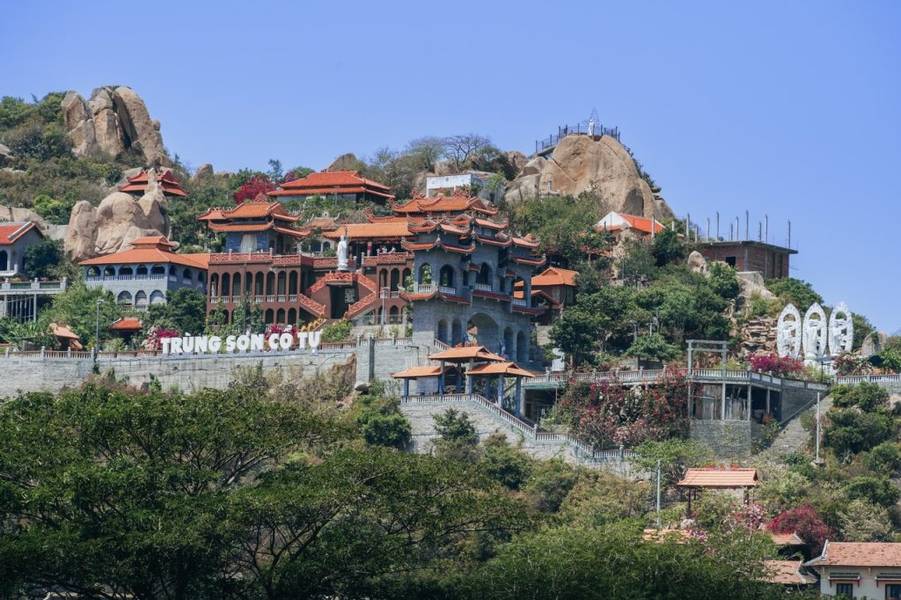 Trùng Sơn Cổ Tự là địa điểm du lịch Phan Rang có kiến trúc uy nghiêm