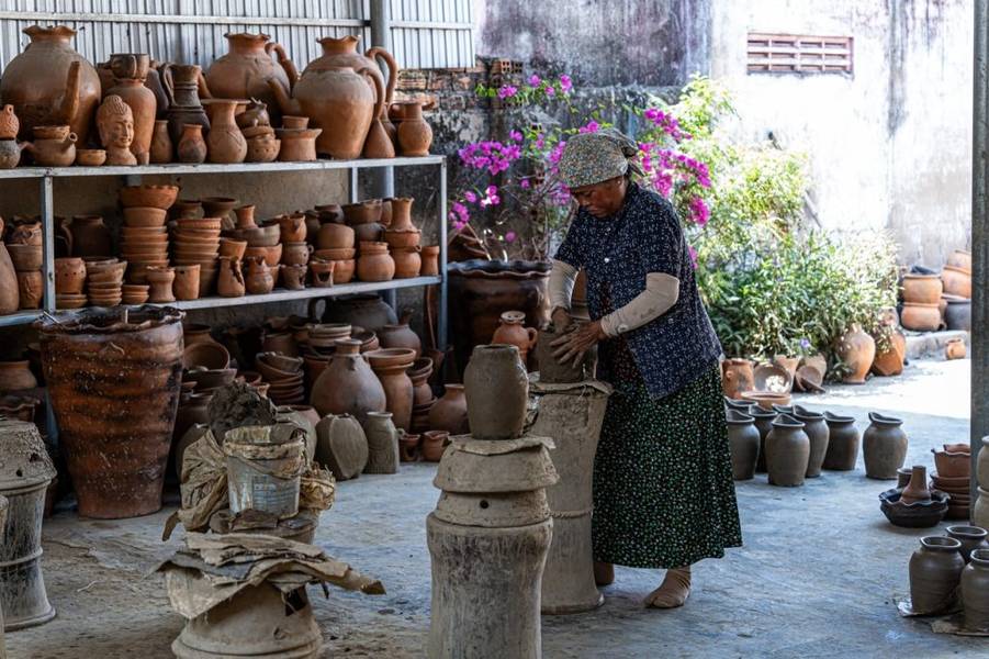 Làng gốm Bàu Trúc là địa điểm du lịch Phan Rang mà du khách có cơ hội tự tay trải nghiệm làm gốm