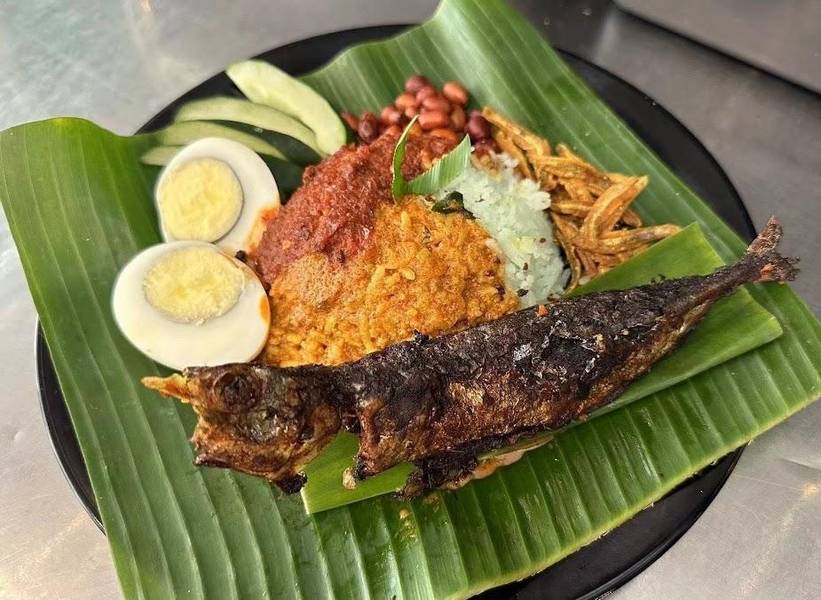 Nasi Lemak với phần cơm nấu cùng lá dứa, tạo nên màu xanh nhạt bắt mắt