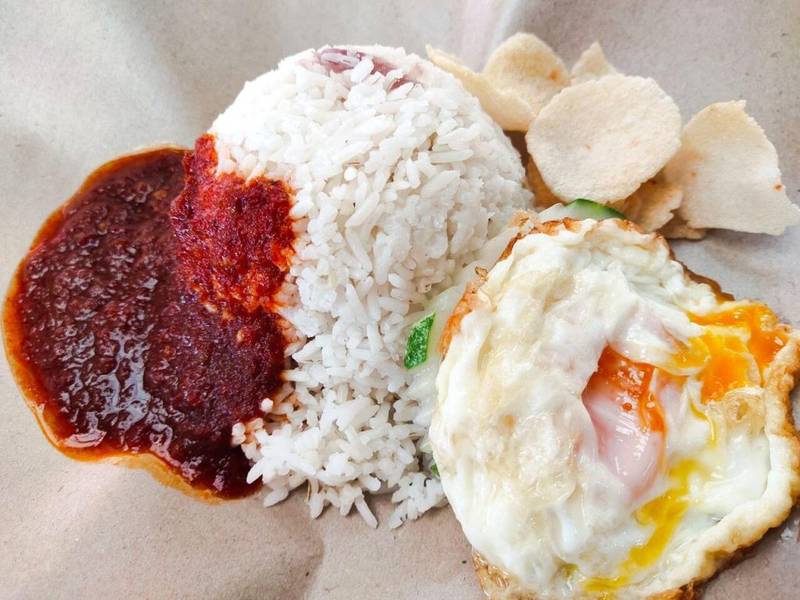 Nasi Lemak với sốt sambal cay ngọt đặc trưng