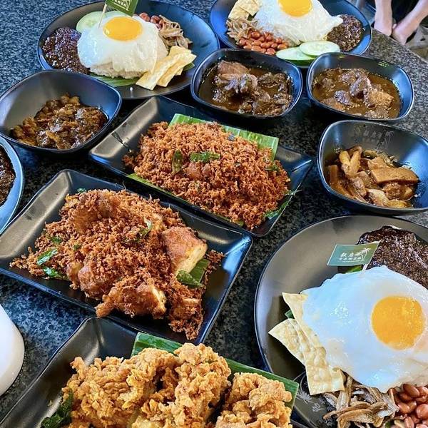 Các món ăn kèm đa dạng với cơm tại Together Nasi Lemak