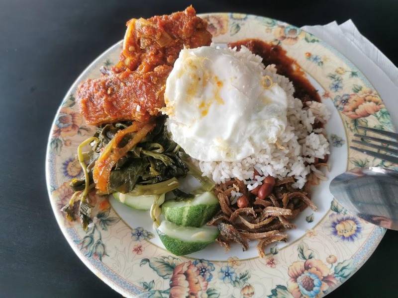 Nasi Lemak LemanJah độc đáo với rau muống xào ăn kèm
