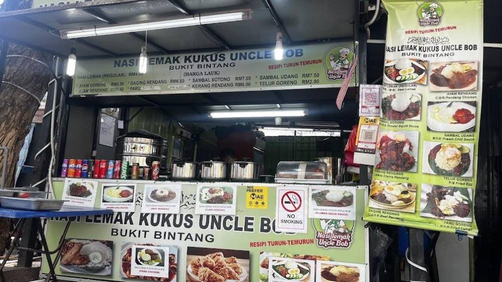 Nasi Lemak Uncle Bob chỉ là một quầy hàng đơn giản, bình dân