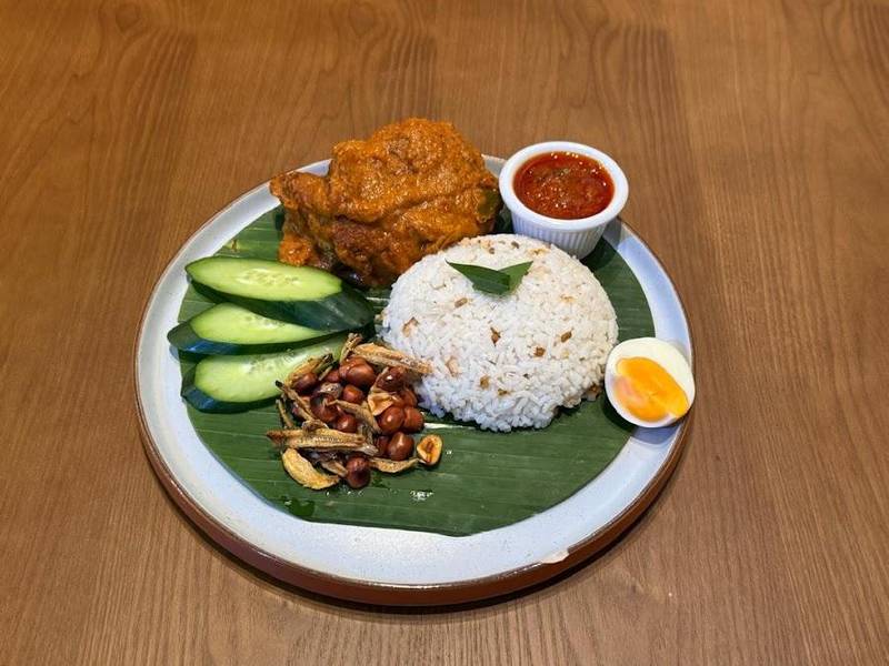 Nasi Lemak 100 years ăn kèm cùng đùi gà rán berempah giòn rụm