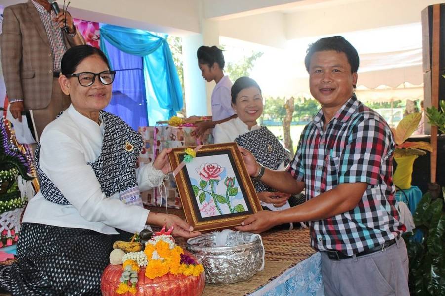 Văn hóa trao nhận bằng hai tay tại xứ sở Chùa Vàng