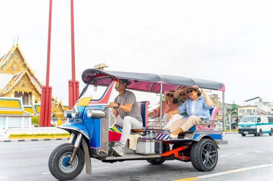 Du khách trải nghiệm di chuyển thú vị và đậm chất văn hóa với xe tuk tuk tại Thái