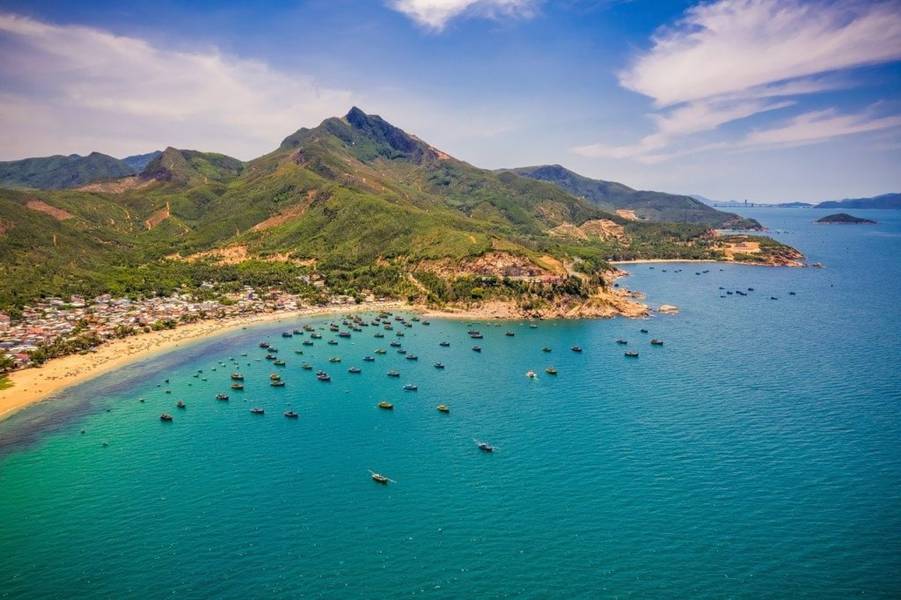 Xuân Hải là biển Hà Tĩnh nổi bật với núi non xanh mướt và những ngôi nhà ven biển, tạo nên bức tranh yên bình