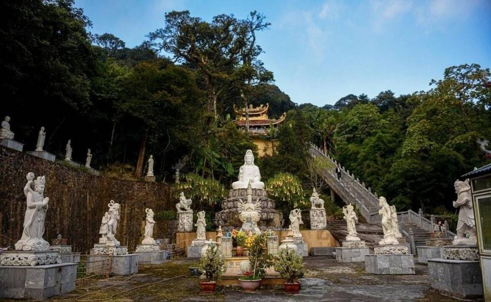 Chùa Vàng tọa lạc ở vị trí cao phía sau đền Bà Chúa Thượng Ngàn