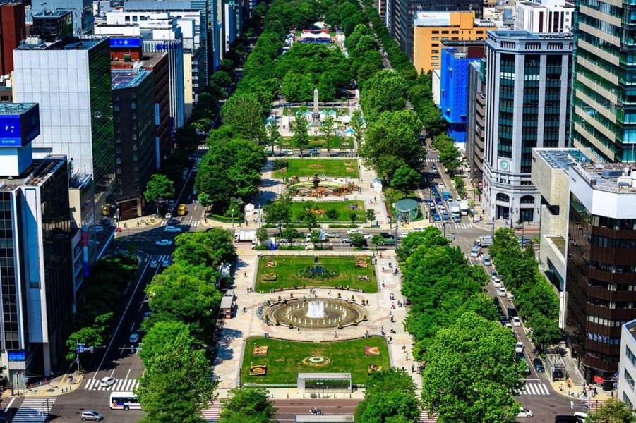 Toàn cảnh công viên Odori tại trung tâm thành phố Sapporo, Hokkaido