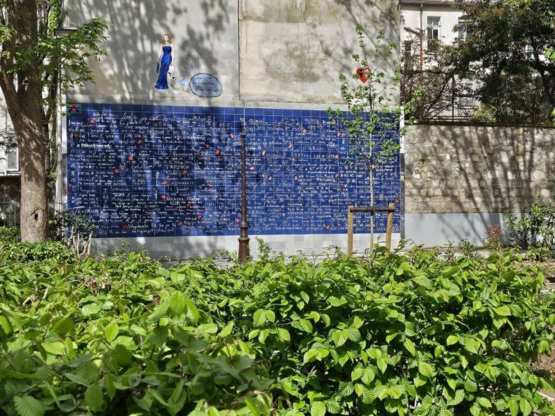 Bức tường “I Love You” là điểm đến thu hút rất nhiều du khách đến check-in | đồi Montmartre