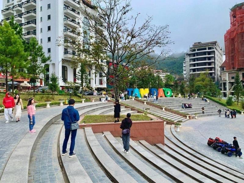 Quảng trường Tam Đảo với dòng chữ TAM ĐẢO nổi bật