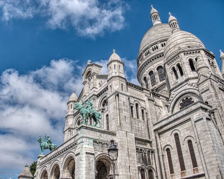 Vương cung thánh đường Sacré‑Cœur ngự trị trên đồi Montmartre xinh đẹp