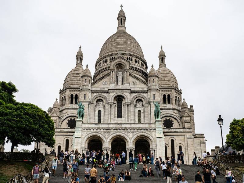 Vẻ ngoài bề thế của nhà thờ Sacré-Cœur | đồi Montmartre