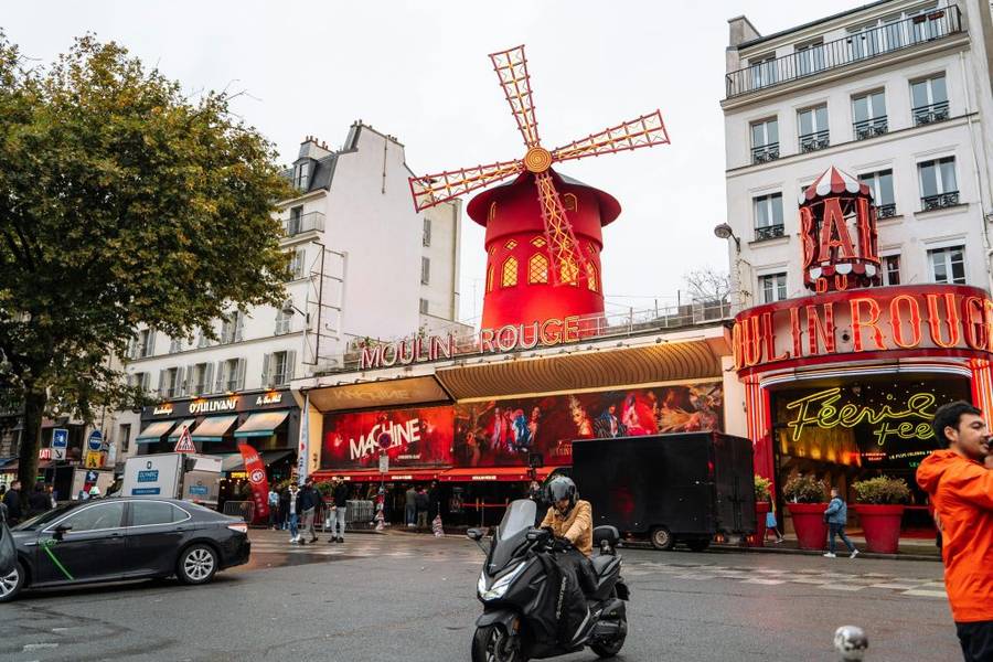 Mặt tiền nổi bật của Moulin Rouge | Đồi Montmartre