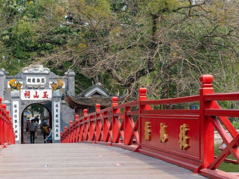 It's wonderful to walk here in the early morning to enjoy the atmosphere. @Shutterstock | Ngoc Son Temple