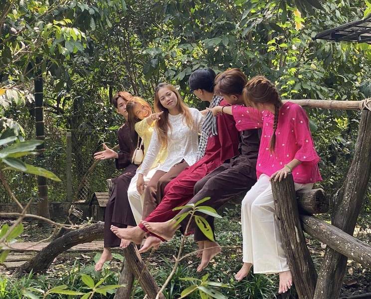 Chụp ảnh check-in tại cầu khỉ, khu du lịch sinh thái vườn trái cây Phi Yến
