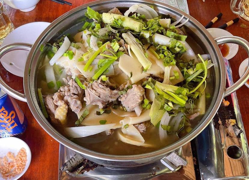 Món lẩu gà lá cóc chua thanh tại khu du lịch sinh thái vườn trái cây Phi Yến