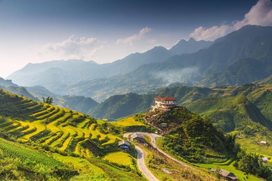 Ruộng bậc thang Sa Pa xanh mướt trải dài giữa thung lũng Mường Hoa