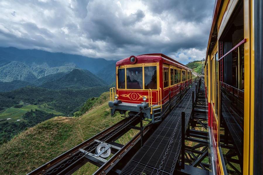 Hành trình tàu hỏa mở ra trước mắt bạn khung cảnh núi rừng Tây Bắc hùng vĩ