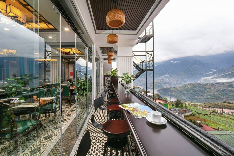 Ban công DeLaSol Sapa Hotel mở ra khung cảnh ruộng bậc thang Sa Pa đẹp mê hồn
