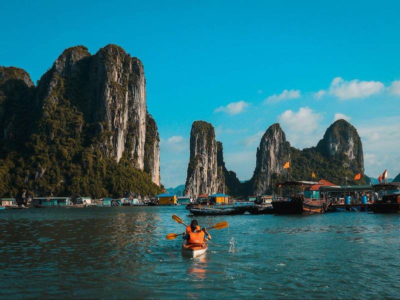 Du khách được trải nghiệm chuyền thuyền Kayak trong chuyến đi tour Hạ Long 1 ngày