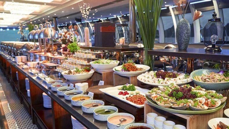 Quầy buffet với đa dạng các món ăn trên du thuyền Paradise Delight trong tour Hạ Long 1 ngày.