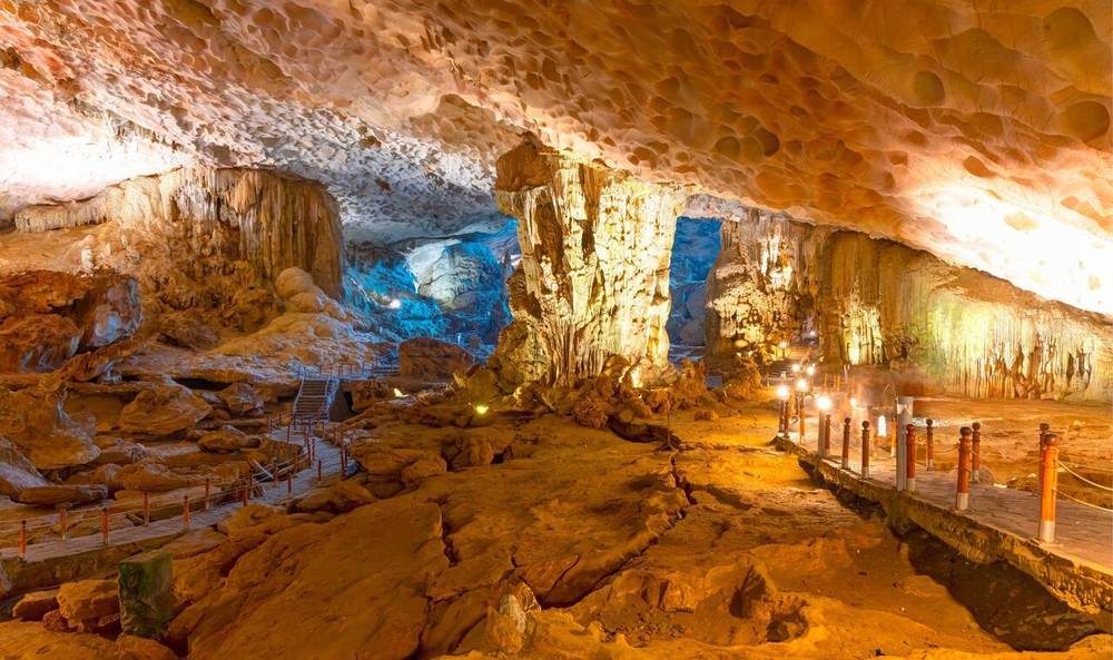 Du khách được tham quan các hang động trong tour Hạ Long 1 ngày trên du thuyền Sonata.