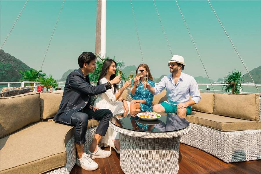 Ở tour Hạ Long 1 ngày, du khách ăn uống, nghỉ ngơi trên thuyền Catamaran. 