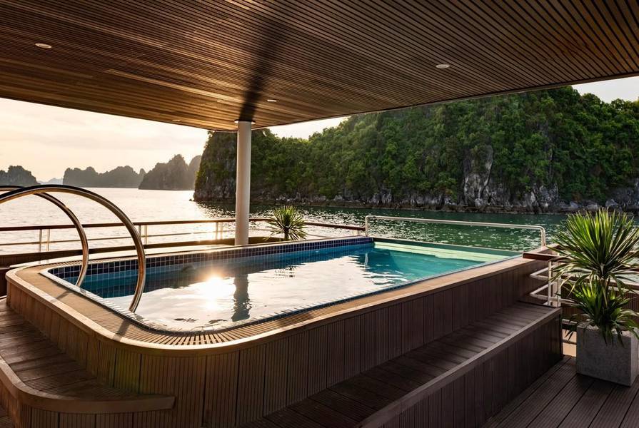 Bể sục thư giãn dành cho du khách khi chọn tour Hạ Long 1 ngày trên thuyền Diamond. 