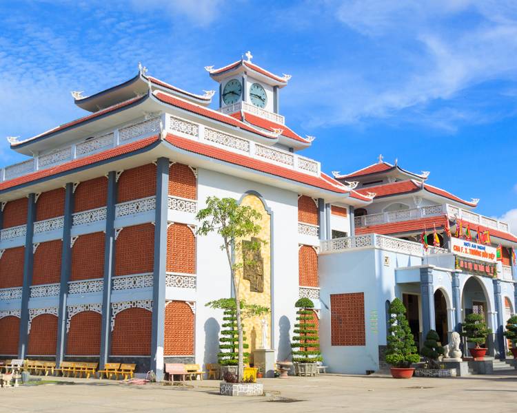 Nhà thờ Tắc Sậy là điểm hành hương nổi tiếng của tín đồ Công giáo ở Bạc Liêu.