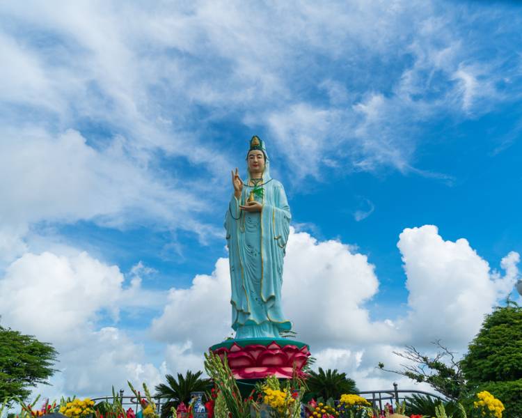 Chùa Quán Âm Phật Đài nổi tiếng với tượng Bồ Tát Quan Âm cao 11m.
