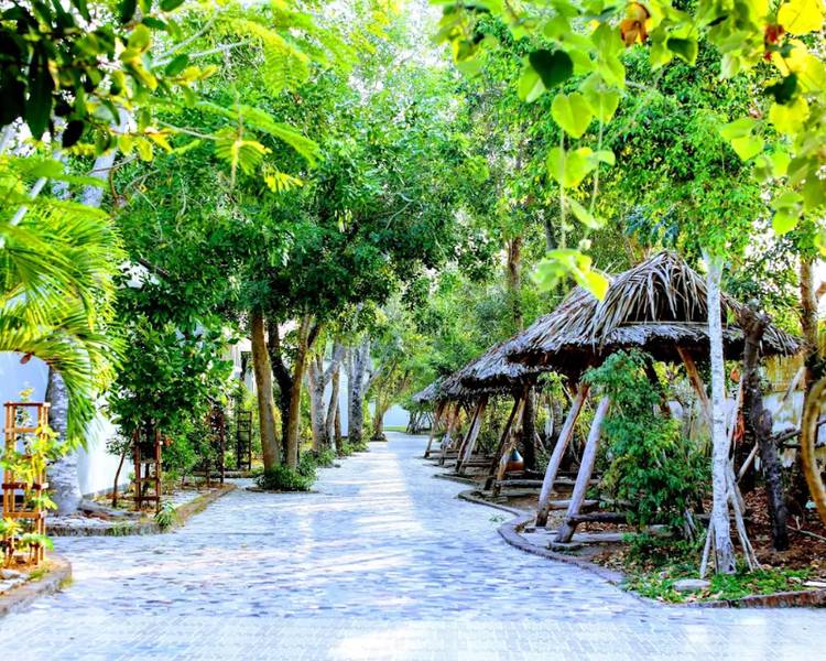 Khu du lịch sinh thái Hồ Nam là điểm đến có thiên nhiên trong lành dành cho gia đình.