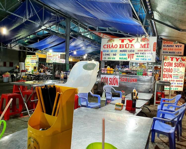 Chợ đêm Bạc Liêu là nơi để bạn dễ dàng thưởng thức đặc sản Bạc Liêu.