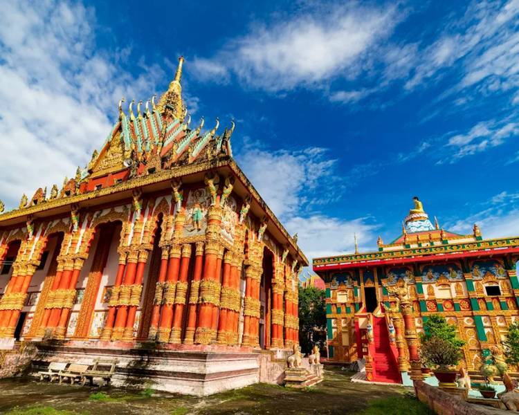 Đến chùa Ghôsitaram bạn sẽ được chiêm ngưỡng vẻ đẹp nghệ thuật độc đáo.