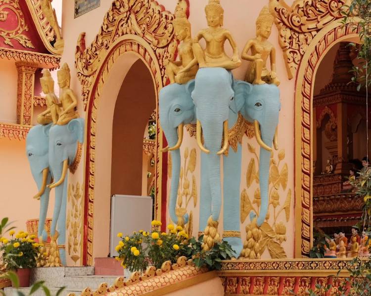 Chùa Xiêm Cán là một trong những ngôi chùa cổ và đẹp nhất Bạc Liêu.