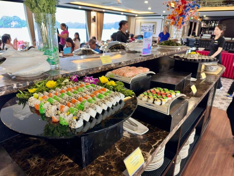 Bữa trưa buffet được phục vụ trong tour Hạ Long 1 ngày