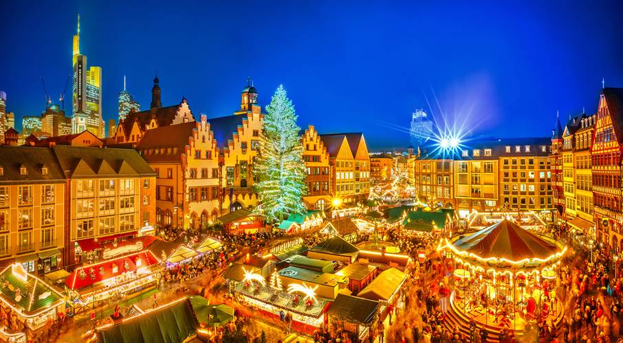 Traditional christmas market in the historic center of Frankfurt, Germany