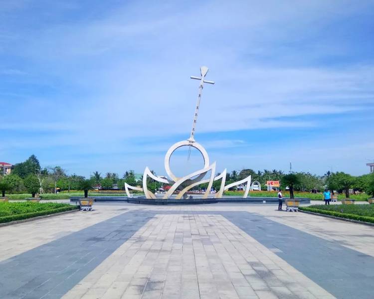Quảng trường Hùng Vương là khu vực trung tâm của Bạc Liêu.