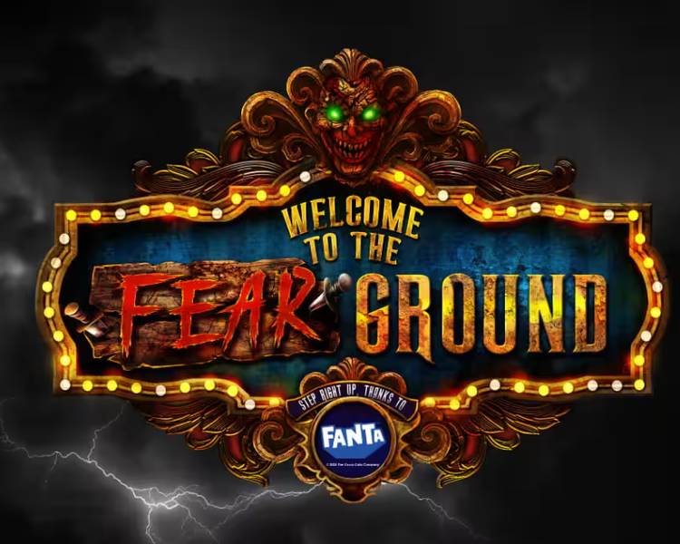 Scare Zones biến không gian ngoài trời thành thế giới ma ám với bối cảnh đa dạng và những màn hù dọa bất ngờ từ khắp nơi.