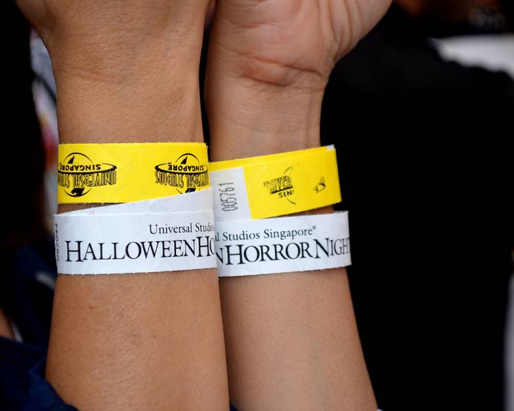Bạn dễ dàng tham gia đa dạng các trò chơi tại Universal Studios Singapore vào ban đêm khi đến đây trong sự kiện Halloween.