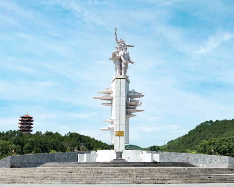Tượng đài Chiến thắng Ngã Ba Đồng Lộc - biểu tượng bất diệt của ý chí kiên cường và khát vọng hòa bình dân tộc.