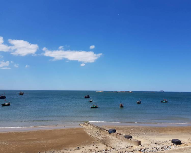 Biển Thiên Cầm là bản hòa ca thiên nhiên giữa sóng nước trong xanh và núi non hùng vĩ.