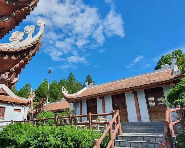 Chùa Hương Tích - chốn linh thiêng giữa núi Hồng, hòa quyện vẻ đẹp cổ kính và không gian thanh tịnh.
