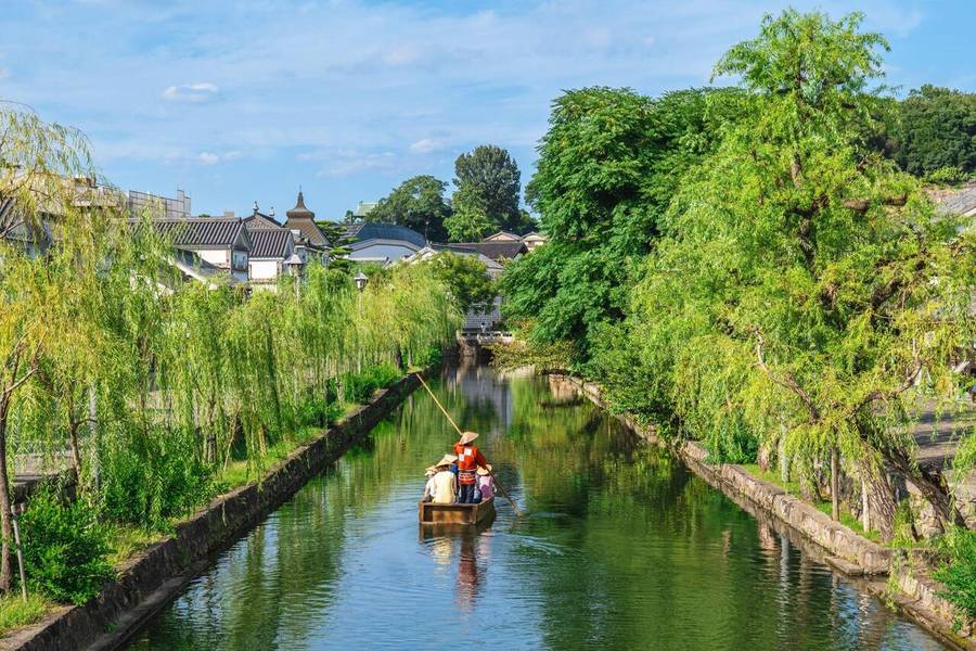 Ngồi thuyền vãn cảnh là hoạt động đáng trải nghiệm khi đến phố Kurashiki Bikan.