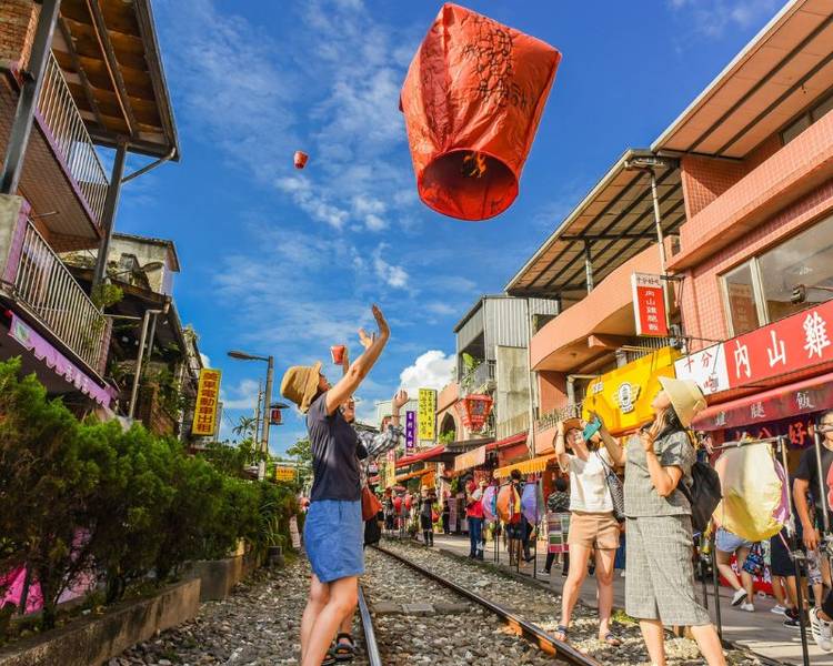 Trải nghiệm thả đèn trời tại Thập Phần.