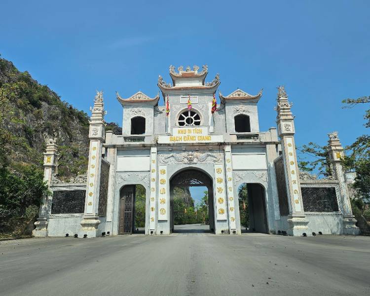 Khu di tích Bạch Đằng Giang là quần thể lịch sử - tâm linh gắn liền với chiến thắng Bạch Đằng oanh liệt, tái hiện sinh động niềm tự hào dân tộc.