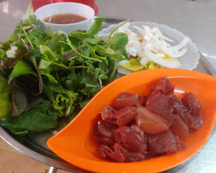 Sứa đỏ chấm bỗng là món đặc sản Hải Phòng với vị giòn mát, chua ngọt độc đáo khó quên.