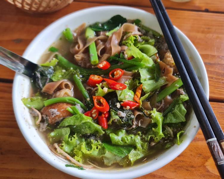 Bánh đa cua Hải Phòng nổi tiếng với hương vị đậm đà, dân dã và là món ăn đặc trưng gắn liền với đời sống người dân đất Cảng.
